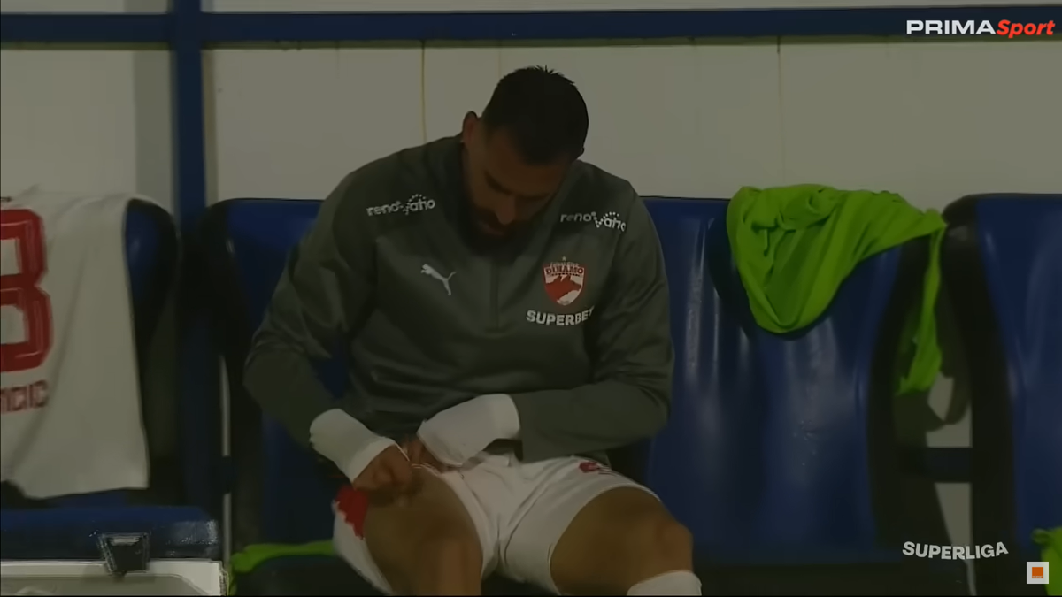 Imaginile etapei în Superliga » Ritualul repetat de 40 de ori pe bancă: „Pe el să nu-l cheme să intre repede!”