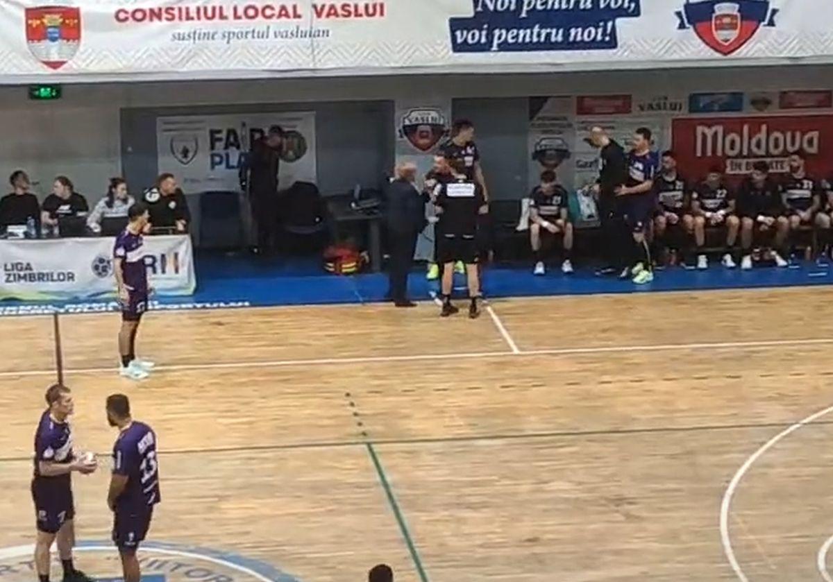 Selecționerul României și-a aflat pedeapsa! Suspendare și amendă după scenele scandaloase în care și-a bruscat jucătorul