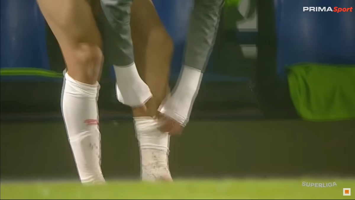 Ritualul lui Kyriakou Charalampos, înainte să intre în teren la Slobozia - Dinamo