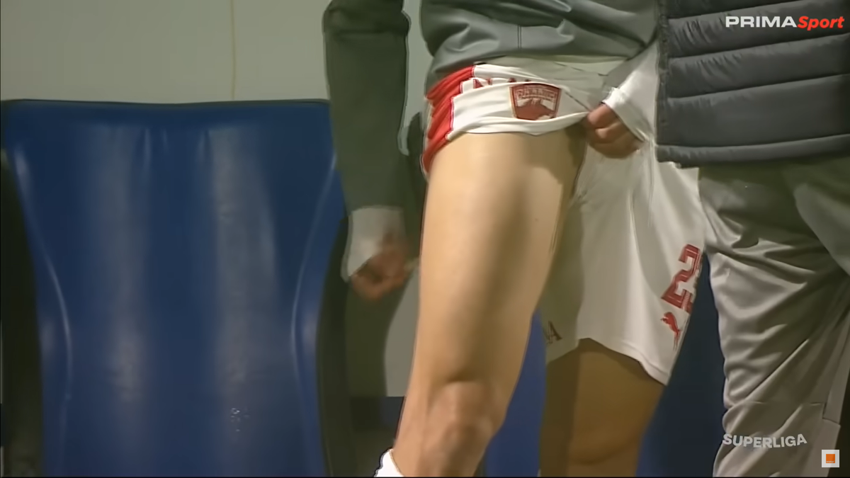 Ritualul lui Kyriakou Charalampos, înainte să intre în teren la Slobozia - Dinamo