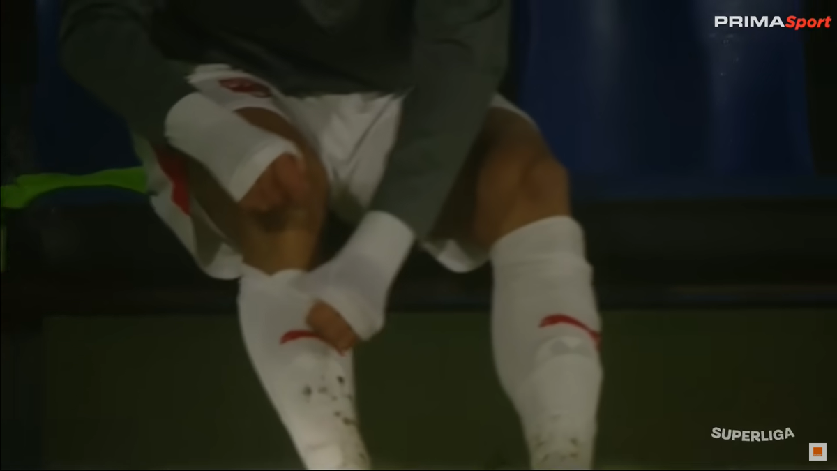 Ritualul lui Kyriakou Charalampos, înainte să intre în teren la Slobozia - Dinamo