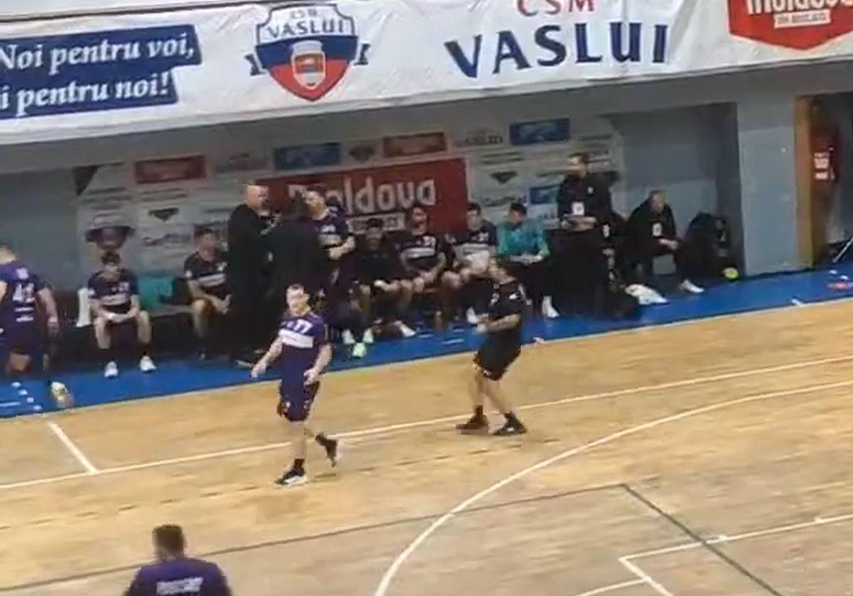 Selecționerul României și-a aflat pedeapsa! Suspendare și amendă după scenele scandaloase în care și-a bruscat jucătorul