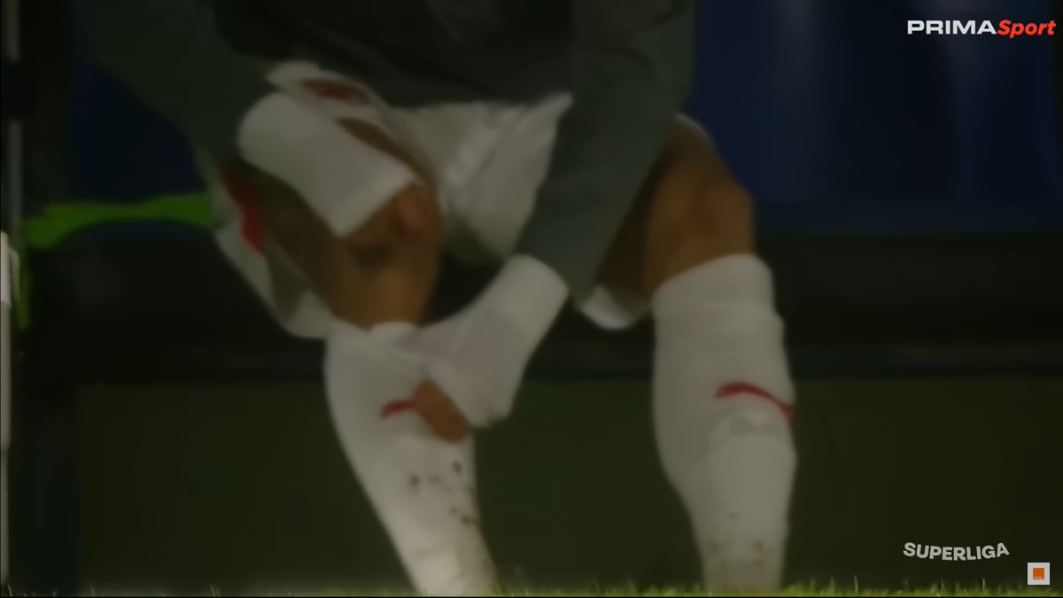 Imaginile etapei în Superliga » Ritualul repetat de 40 de ori pe bancă: „Pe el să nu-l cheme să intre repede!”