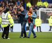 Fanii au intrat pe teren în Sheffield Wednesday - Coventry. FOTO: Imago Images