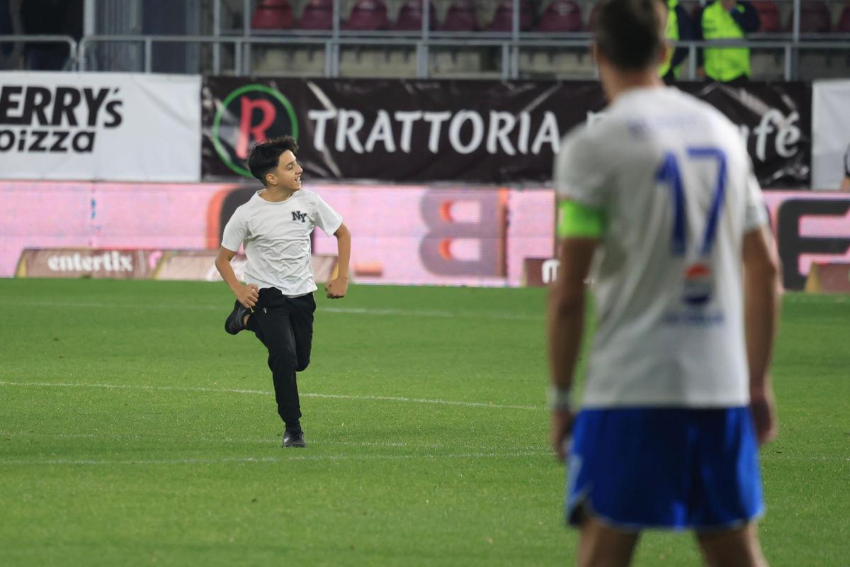 Ce nu s-a văzut la TV, imediat după Rapid - Farul » Momentul lipsit de fair-play INTERZIS pe transmisiune