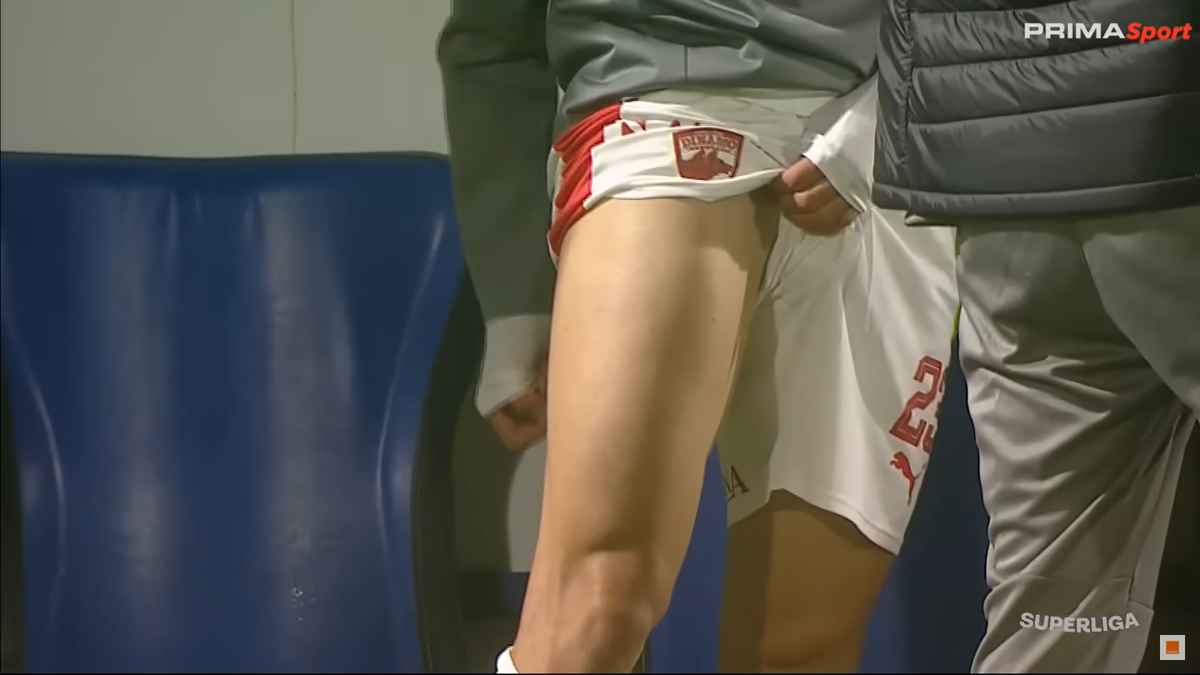 Imaginile etapei în Superliga » Ritualul repetat de 40 de ori pe bancă: „Pe el să nu-l cheme să intre repede!”