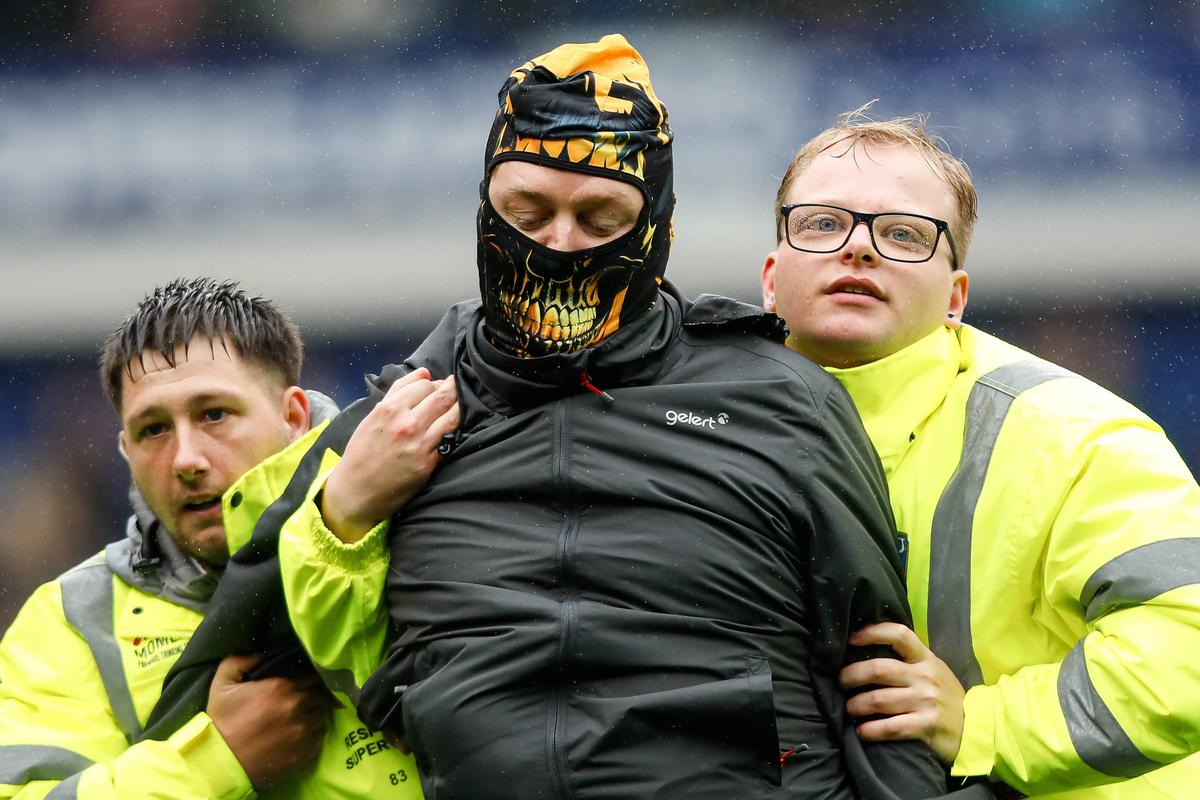 Fanii au intrat pe teren în Sheffield Wednesday - Coventry