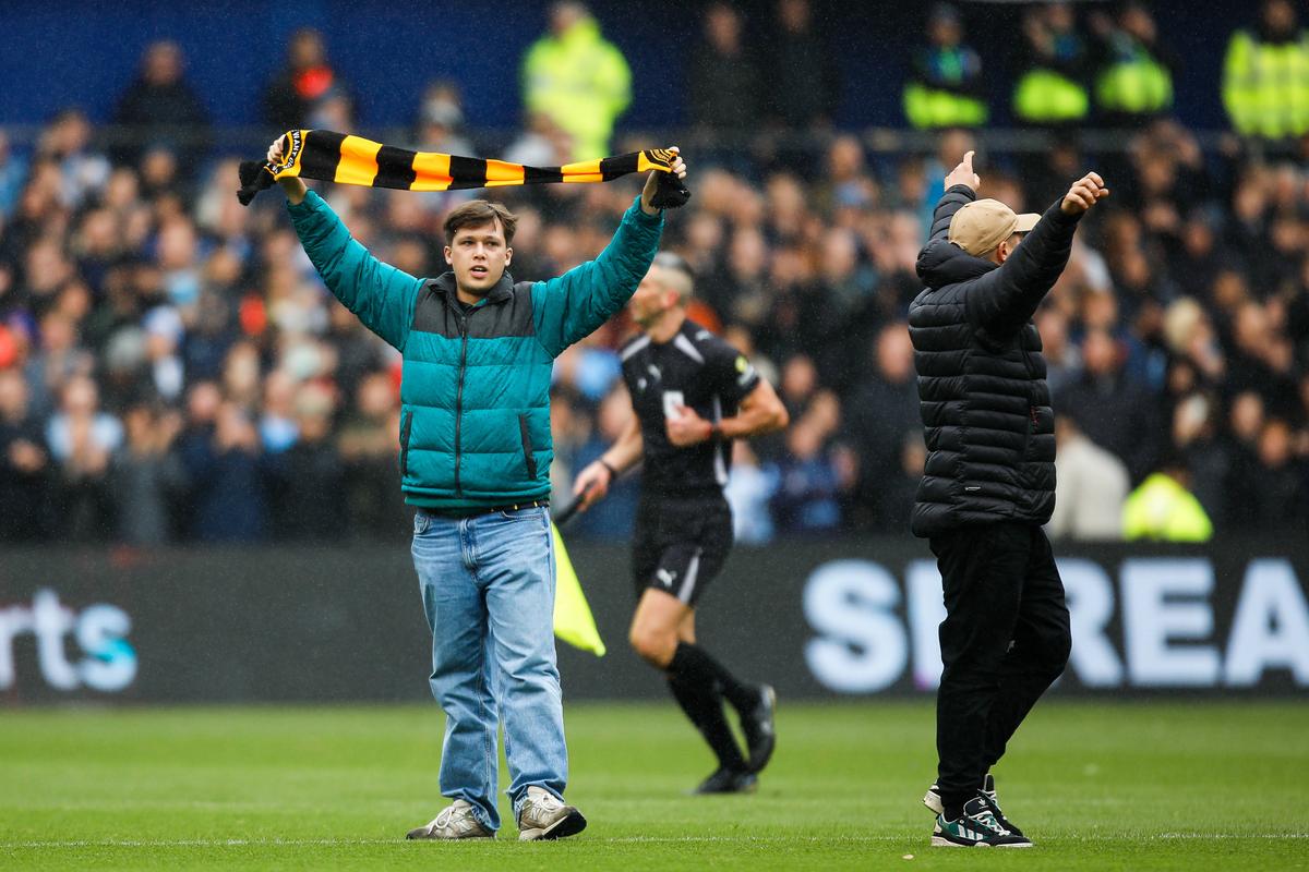 Fanii au intrat pe teren în Sheffield Wednesday - Coventry
