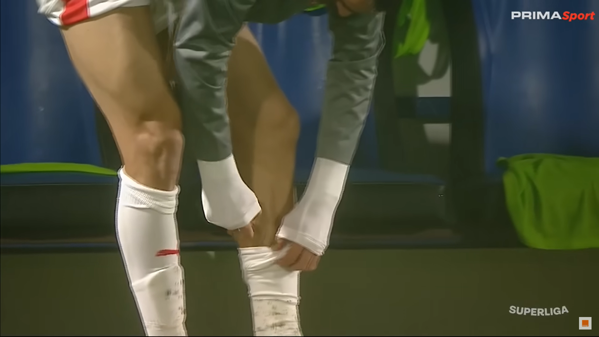 Ritualul lui Kyriakou Charalampos, înainte să intre în teren la Slobozia - Dinamo