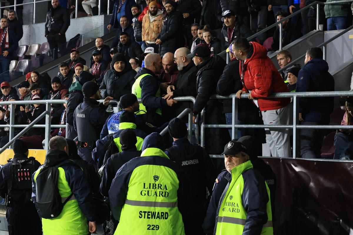 Ce nu s-a văzut la TV, imediat după Rapid - Farul » Momentul lipsit de fair-play INTERZIS pe transmisiune