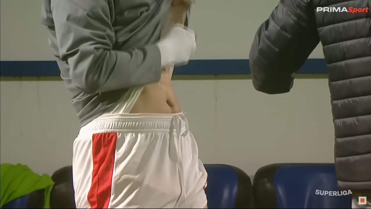 Ritualul lui Kyriakou Charalampos, înainte să intre în teren la Slobozia - Dinamo