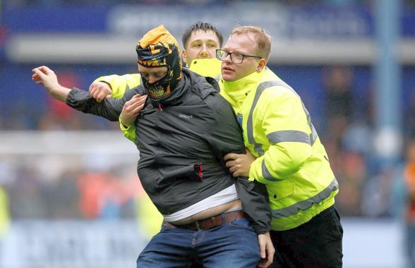 Scene neverosimile la meciul din Anglia » Suporterii au INVADAT terenul și au oprit meciul sub privirile lui Lampard!