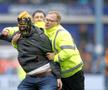 Fanii au intrat pe teren în Sheffield Wednesday - Coventry. FOTO: Imago Images