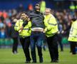 Fanii au intrat pe teren în Sheffield Wednesday - Coventry. FOTO: Imago Images