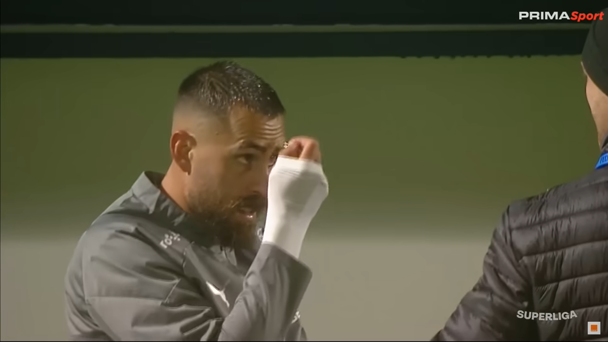 Imaginile etapei în Superliga » Ritualul repetat de 40 de ori pe bancă: „Pe el să nu-l cheme să intre repede!”