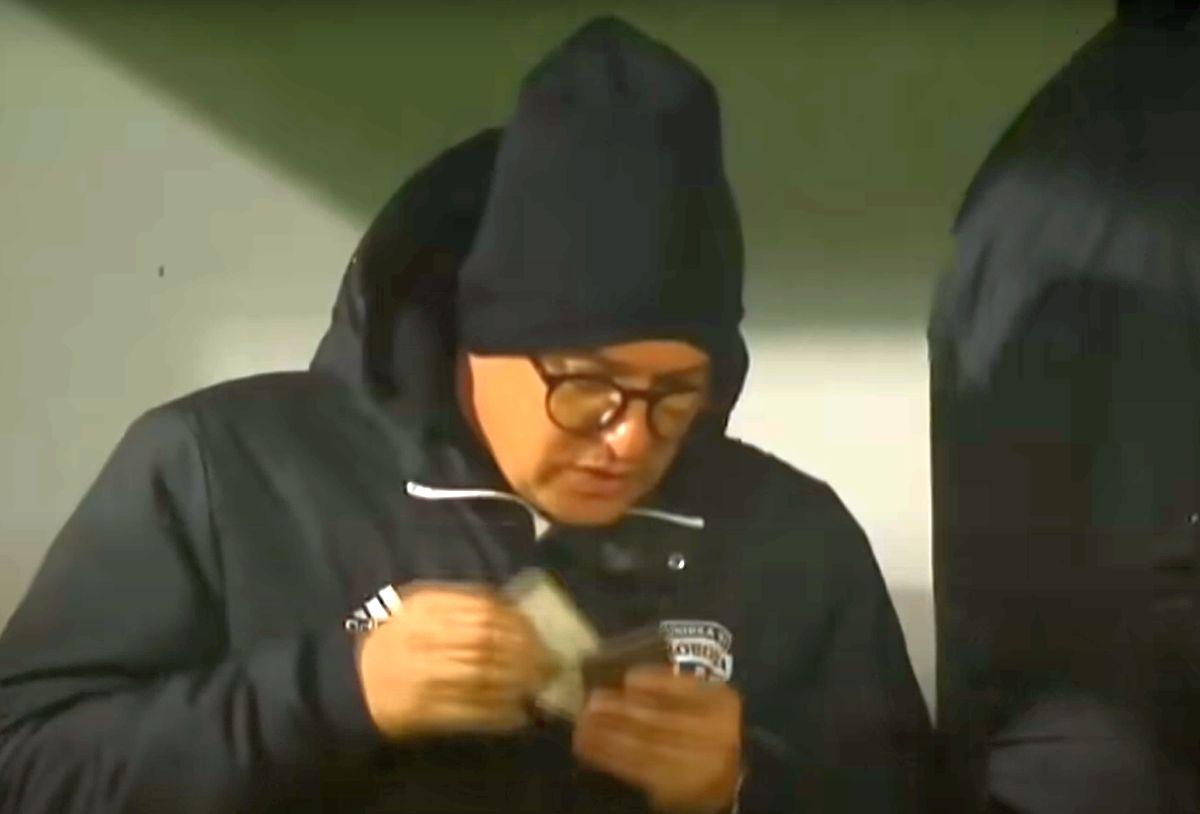Imaginile etapei în Superliga » Ritualul repetat de 40 de ori pe bancă: „Pe el să nu-l cheme să intre repede!”
