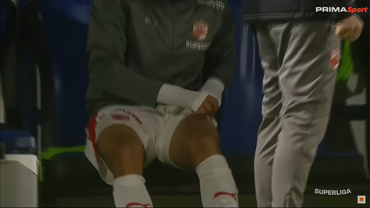 Imaginile etapei în Superliga » Ritualul repetat de 40 de ori pe bancă: „Pe el să nu-l cheme să intre repede!”