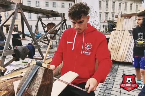 Kevin Ciubotaru, surpriza din lotul României, a participat la o activitate de șindrilărit în Piața din Sibiu, în cadrul Târgului Național de Ecoturism.