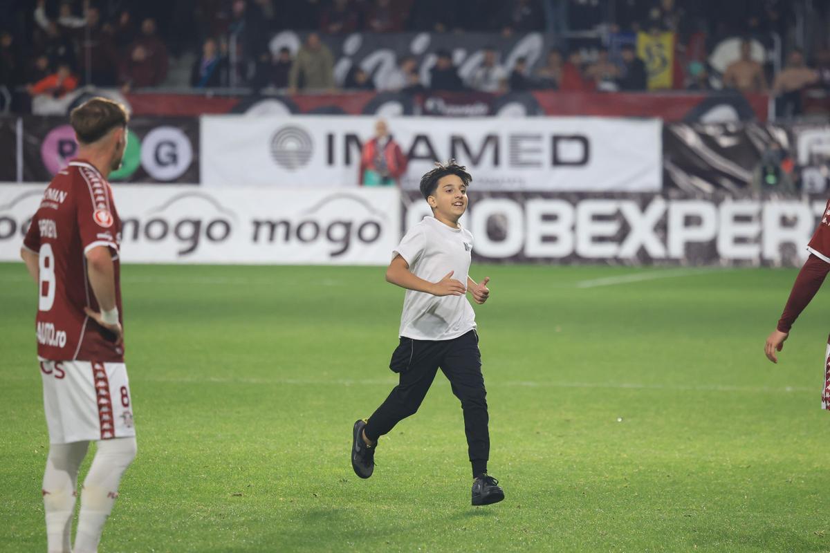 Ce nu s-a văzut la TV, imediat după Rapid - Farul » Momentul lipsit de fair-play INTERZIS pe transmisiune