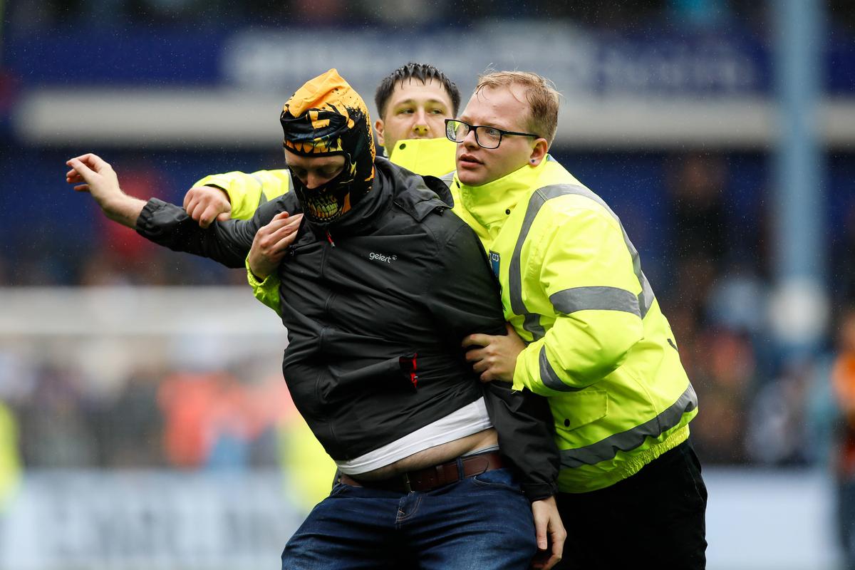 Fanii au intrat pe teren în Sheffield Wednesday - Coventry