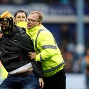 Fanii au intrat pe teren în Sheffield Wednesday - Coventry. FOTO: Imago Images