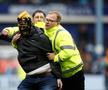 Fanii au intrat pe teren în Sheffield Wednesday - Coventry. FOTO: Imago Images