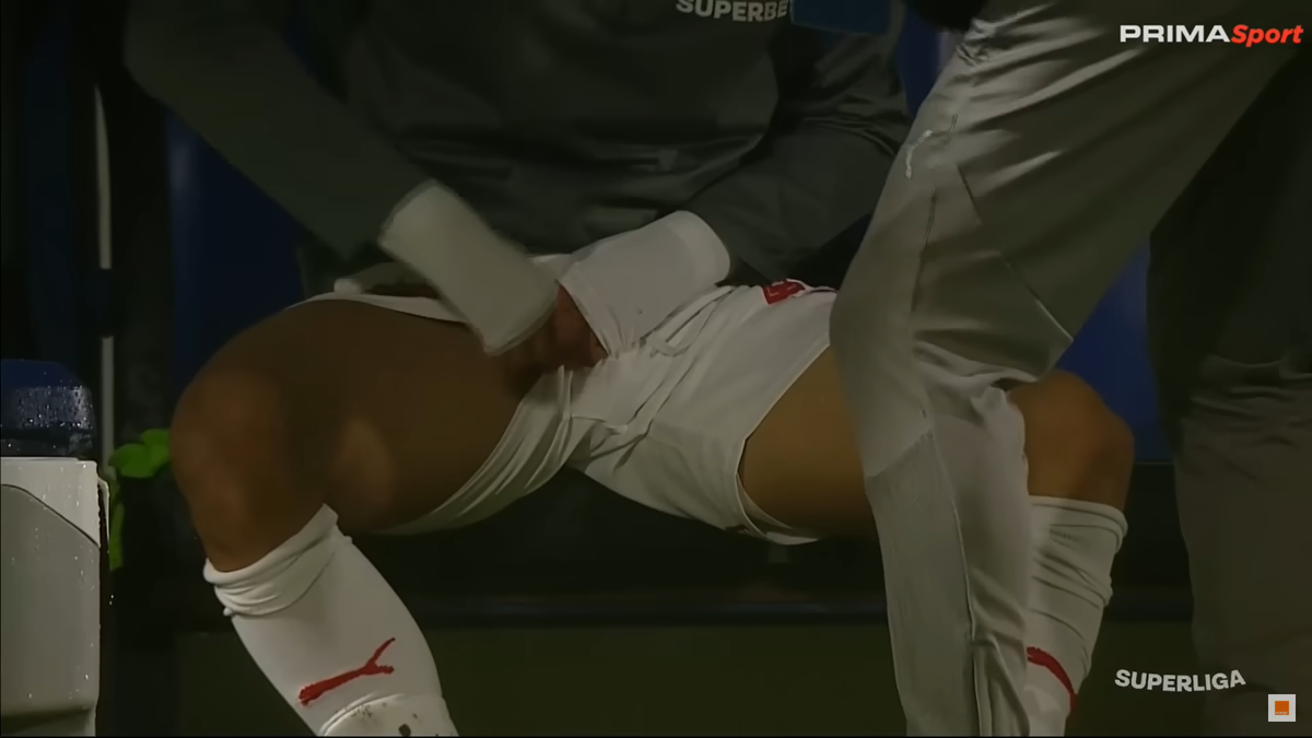 Ritualul lui Kyriakou Charalampos, înainte să intre în teren la Slobozia - Dinamo
