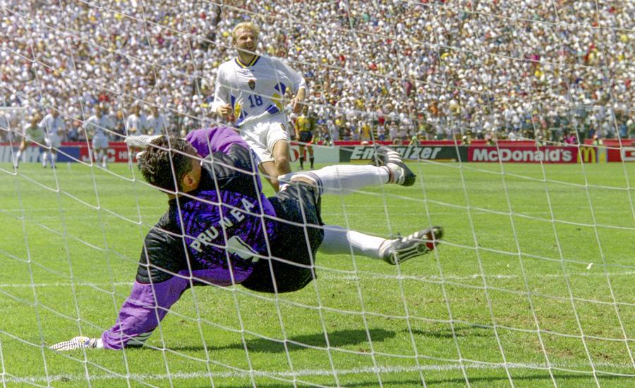 Penalty-ul ratat de Hakan Mild în Suedia - România la CM 1994: șutul său s-a dus peste poarta lui Prunea. Foto: imago Ne-a eliminat la CM 1994, acum e regele înghețatei în Suedia: „Sare de mare și caramel pentru România” + Mesaj special către fostul coleg Craioveanu