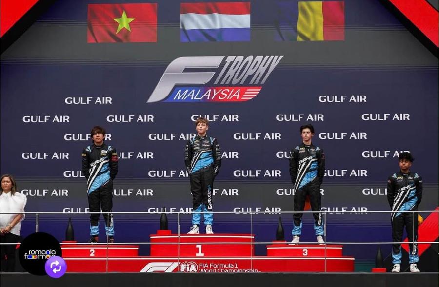 David Cosma Cristofor pe treapta a 3-a a podiumului la Formula Trophy Malaysia Tânărul pilot român David Cosma Cristofor, pe locul 3 al podiumului în Formula Trophy Malaysia, înaintea cursei de F1