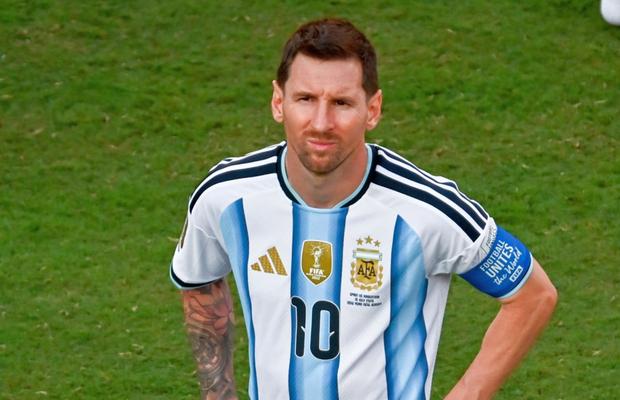Probleme înainte de retragerea lui Lionel Messi » Fără apă caldă la hotel, amețeli în avion și gazon de proastă calitate