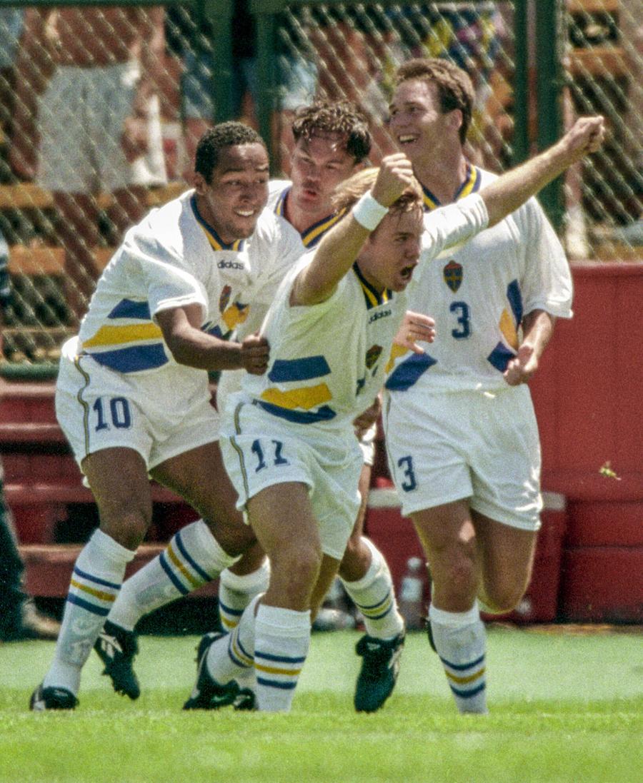 Tomas Brolin îmbrățișat de colegi după golul marcat României la CM 1994. Foto: imago Ne-a eliminat la CM 1994, acum e regele înghețatei în Suedia: „Sare de mare și caramel pentru România” + Mesaj special către fostul coleg Craioveanu