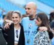 Guardiola, alături de cele două fiice (Maria în dreapta și Valentina în stânga) / FOTO: GettyImages