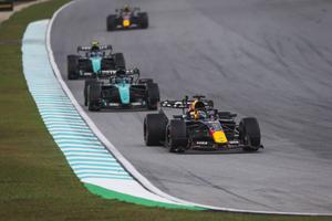 Marele Premiu Bahrain, pe circuitul din Malaezia » Duel nebun între piloții Mercedes și Verstappen