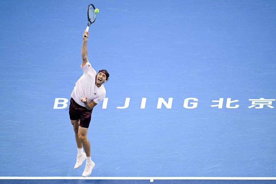Alexander Zverev la serviciu în sferturl de finală de la Bejing 2026 Foto: Guliver/GettyImages Novak Djokovic rămâne neînvins la Beijing! » Victorie extraordinară în fața lui Alexander Zverev și calificare în semifinale