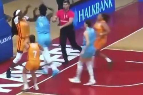 Beatrice Mompremier și Kelsey Bone s-au luat la bătaie în duelul Kayseri - Turgutlu/Foto: captură X
