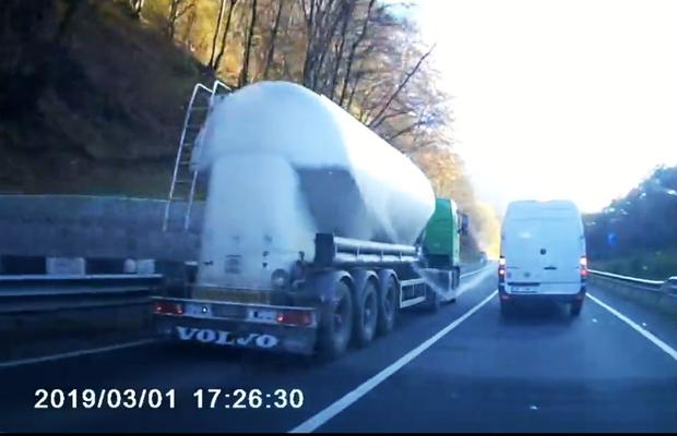 VIDEO ÎNSPĂIMÂNTĂTOR! Cursă șocantă făcută de șoferul unei autocisterne » Imaginile de pe DN Deva-Brad care au șocat internetul!