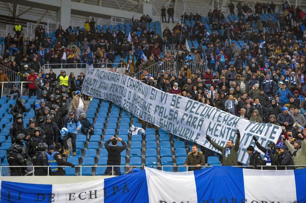 GALERIE FOTO CS Universitatea - Dinamo, rivalitate APRIGĂ! 9 bannere dure ale galeriilor: „Un grup de dezertori și falși, cum ai putut echipa să ți-o lași?!”