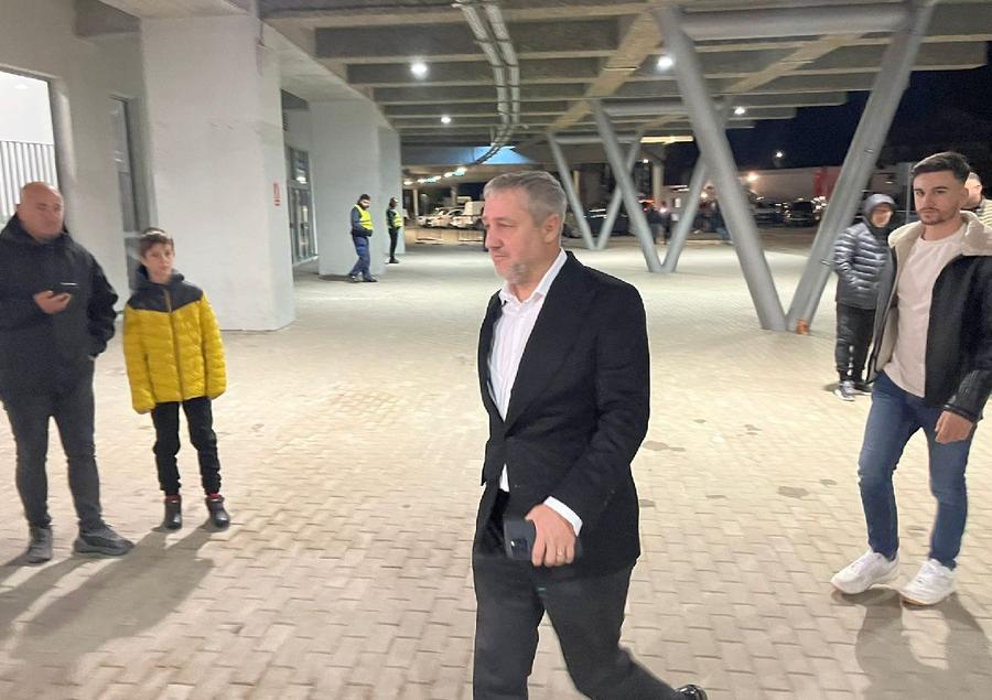 Mihai Rotaru, în momentul sosirii sale la stadion / Sursă foto: Andrei Petrescu (GSP.ro) Atât s-a putut! Universitatea și FCU Craiova au dat-o la pace în derby-ul din Bănie. Iar criza rămâne în Oltenia!