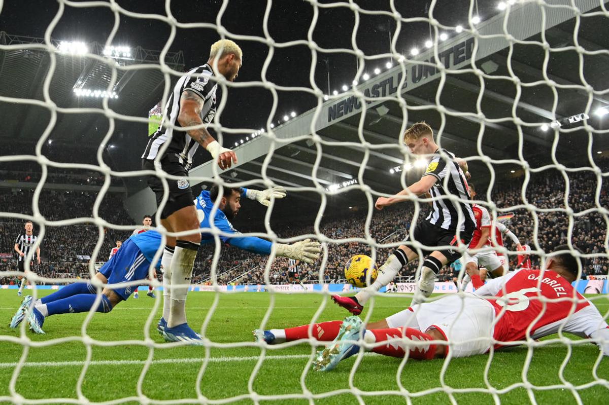 Newcastle o bate pe Arsenal, într-un derby presărat cu decizii controversate din camera VAR! 4 infracțiuni analizate la faza golului