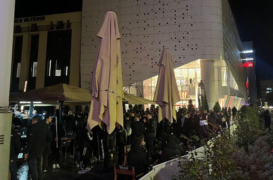 Imagine cu ultrașii celor de la CSU Craiova / foto: Andrei Petrescu (GSP) Atât s-a putut! Universitatea și FCU Craiova au dat-o la pace în derby-ul din Bănie. Iar criza rămâne în Oltenia!