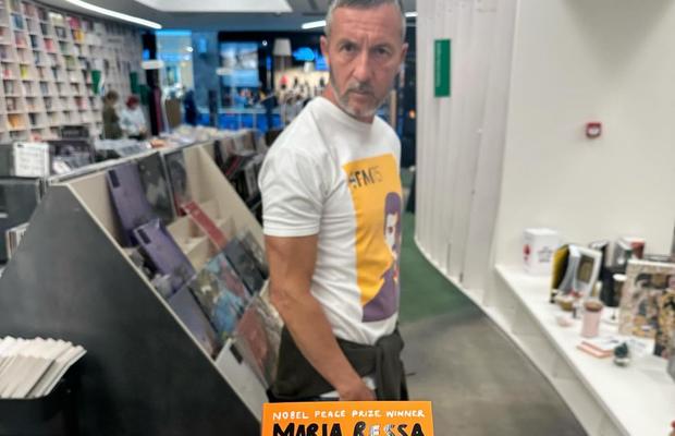 „Cum să te opui unui dictator” » Teodora, imagine virală cu Mihai Stoica