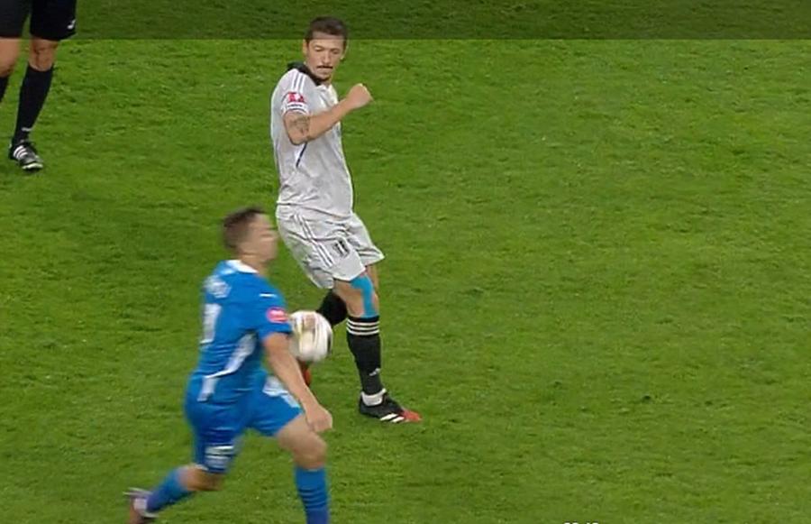FOTO: captură TV @Orange Sport 1 Eliminare stupidă în derby-ul Craiovei! Fotbaliștii oaspeților, stupefiați