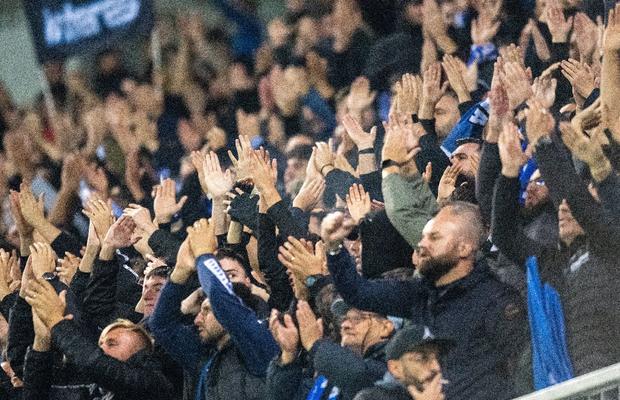 „Vulcan” doar pe jumătate » Cum a fost atmosfera la derby-ul din Bănie și mesajele ironice ale galeriilor: „Craiova liberă și curată / Cu palmares și stemă închiriată”