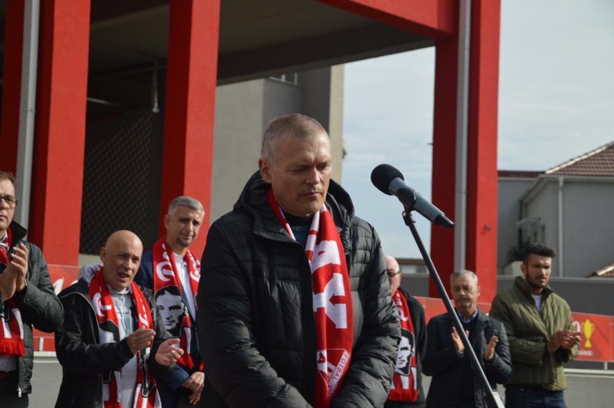 Legendarul Iosif Petschovschi, omagiat la Arad » Statuie dezvelită în fața stadionului