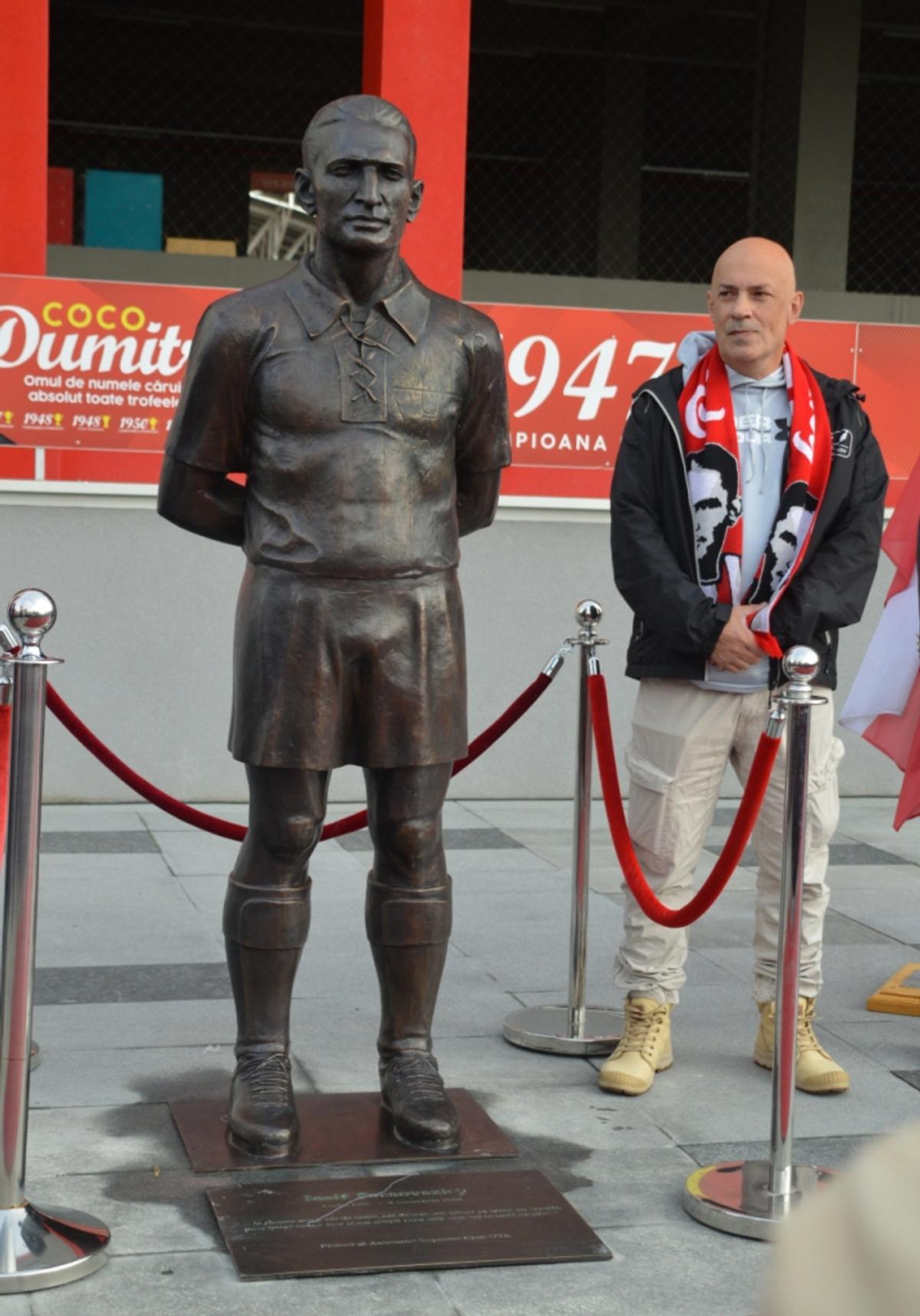Legendarul Iosif Petschovschi, omagiat la Arad » Statuie dezvelită în fața stadionului