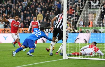 Newcastle o bate pe Arsenal, într-un derby presărat cu decizii controversate din camera VAR! 4 infracțiuni analizate la faza golului