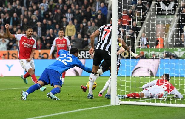 Newcastle o bate pe Arsenal, într-un derby presărat cu decizii controversate din camera VAR! 4 infracțiuni analizate la faza golului