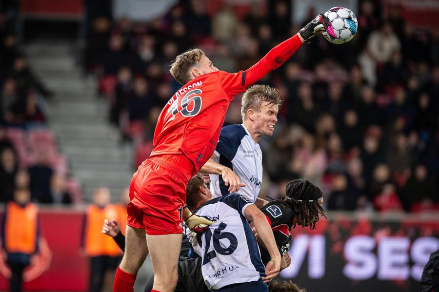Islandezul Elias Olafsson (24 de ani, aici în meciul cu Aarhus) a încasat cinci goluri ieri din partea lui Brondby / Foto: Imago Autocritici dure și furie după cea mai mare corecție pe teren propriu din istoria clubului. „Le cerem scuze suporterilor pentru umilința îndurată”