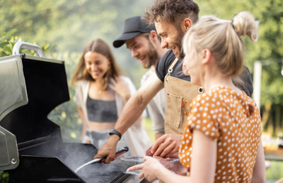 Ce le oferi prietenilor atrași de bucătăria americană: burger sau coaste BBQ?