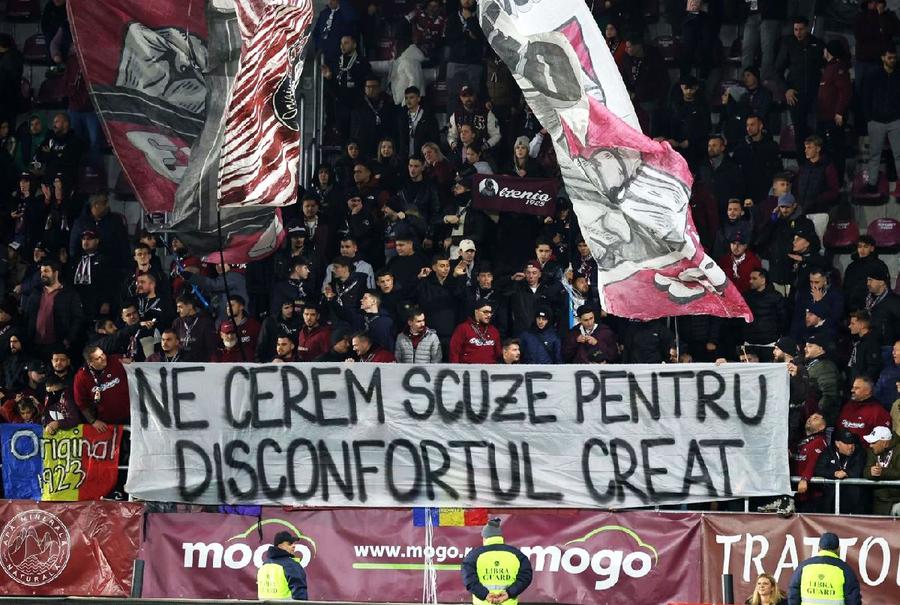 Mesajul afișat de grupul „Original” / foto: Ionuț Iordache (GSP) Mesaj direct pentru Șucu! Banner-ul ironic afișat de rapidiști și ce au vrut să transmită conducerii